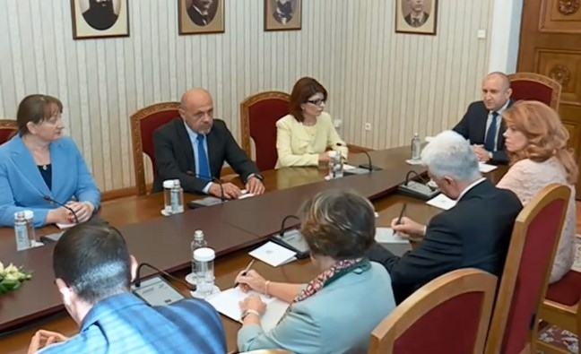 Втората от поредицата консултации при президента започна На нея бяха